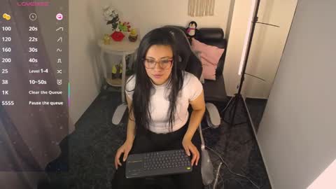 Snapshot of queenrose94 chatting on 04.16.26 queenrose94 online show from 04.16.26