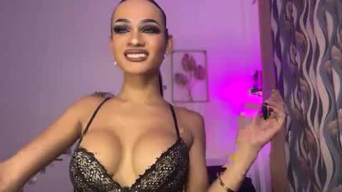 Snapshot of queenvalentinats chatting on 09.27.25 ValentinaMoone online show from 09.27.25