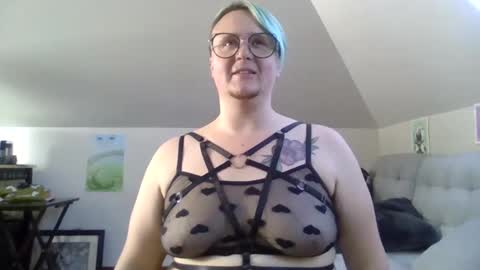 Snapshot of queerlyjaz chatting on 09.18.25 queerlyjaz online show from 09.18.25