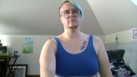 Snapshot of queerlyjaz chatting on 09.23.25 queerlyjaz online show from 09.23.25