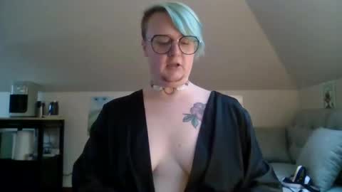 Snapshot of queerlyjaz chatting on 10.01.25 queerlyjaz online show from 10.01.25