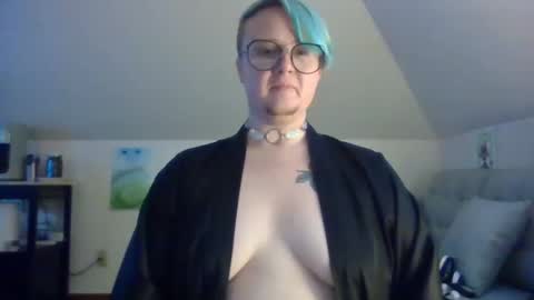 Snapshot of queerlyjaz chatting on 10.02.25 queerlyjaz online show from 10.02.25