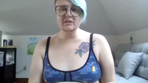 Snapshot of queerlyjaz chatting on 10.04.25 queerlyjaz online show from 10.04.25