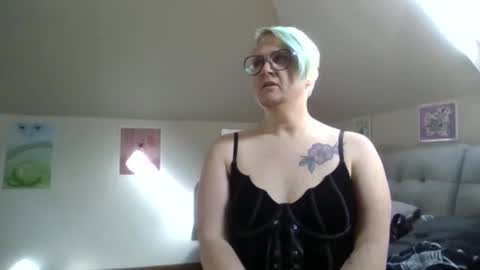 Snapshot of queerlyjaz chatting on 10.25.25 queerlyjaz online show from 10.25.25