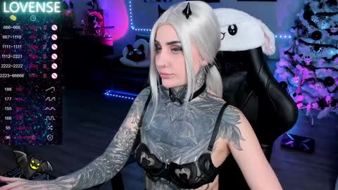 Snapshot of rachelqueen_ chatting on 01.19.25 Miko Pleasee help me get 100 likes online show from 01.19.25