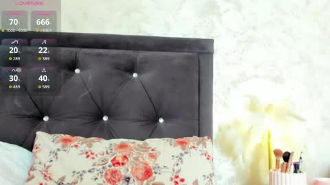 Snapshot of raelledarkstar chatting on 04.23.26 raelledarkstar online show from 04.23.26