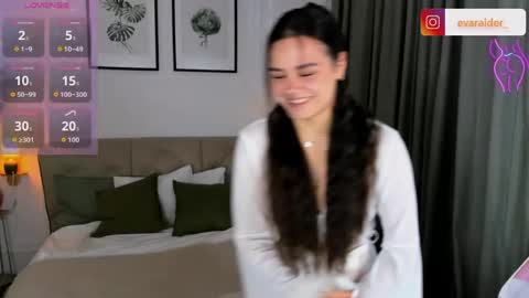 Snapshot of raidereva_ chatting on 06.04.26 Eva online show from 06.04.26