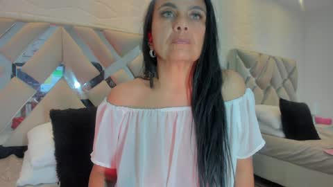 Raquel Moore  online show from 01.23.25