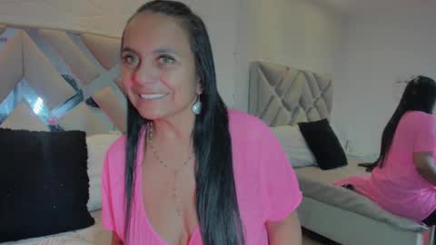 Raquel Moore  online show from 03.10.25