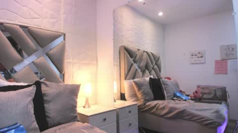 Raquel Moore  online show from 04.03.26