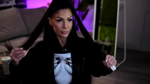 Raquelle online show from 04.10.26