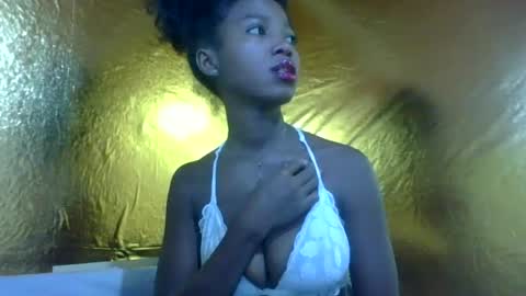 Snapshot of rasoanirinaa chatting on 06.17.26 rasoanirinaa online show from 06.17.26