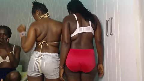 Snapshot of raven_luxe chatting on 11.17.25 Raven online show from 11.17.25