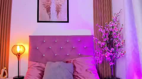 Snapshot of ravena_queen chatting on 06.15.26 ravena_queen online show from 06.15.26