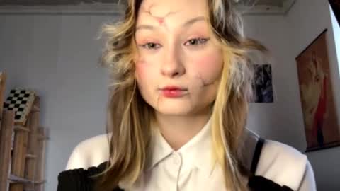 Snapshot of ravenamesbury chatting on 10.31.25 Lilith online show from 10.31.25