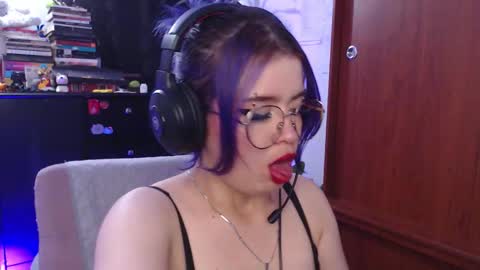 Snapshot of raventh_ chatting on 09.22.25 raventh_ online show from 09.22.25
