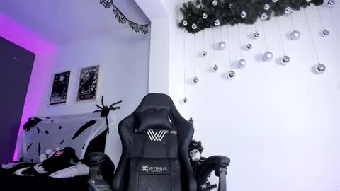 Raven Witch online show from 12.04.25