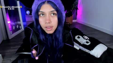 Snapshot of ravenwitch_ chatting on 04.23.26 Raven Witch online show from 04.23.26