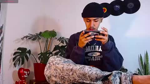 Snapshot of raydevil_ chatting on 12.04.24 Rayn online show from 12.04.24