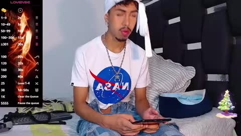 Snapshot of raydevil_ chatting on 01.04.25 Rayn online show from 01.04.25