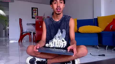 Snapshot of raydevil_ chatting on 01.04.25 Rayn online show from 01.04.25