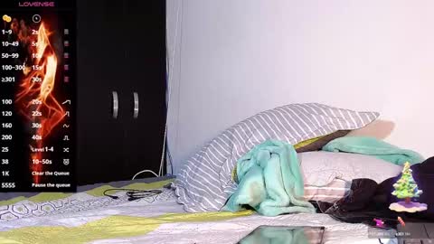 Snapshot of raydevil_ chatting on 01.04.25 Rayn online show from 01.04.25