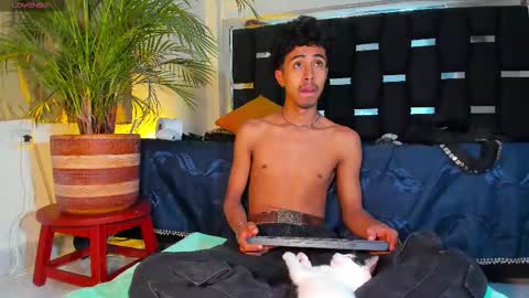 Snapshot of raydevil_ chatting on 03.08.25 Rayn online show from 03.08.25