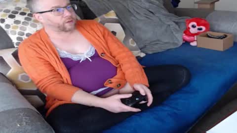 Snapshot of raymondsun chatting on 11.09.25 Sunshine Ray online show from 11.09.25