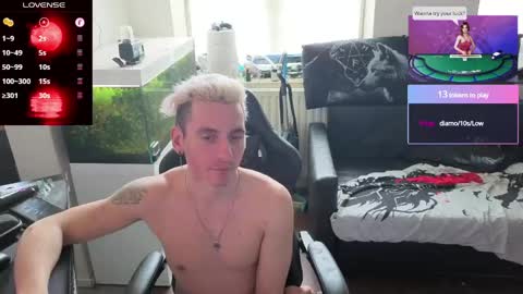 Snapshot of rayzel_white chatting on 05.11.26 Rayzel White online show from 05.11.26