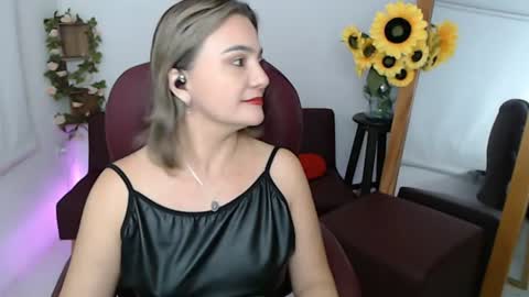Snapshot of rebeca_milf chatting on 07.05.26 REBECA online show from 07.05.26