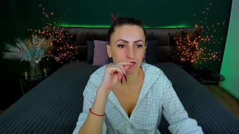 Snapshot of rebecca_diamonds chatting on 02.06.25 rebecca_diamonds online show from 02.06.25