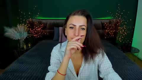 Snapshot of rebecca_diamonds chatting on 02.18.25 rebecca_diamonds online show from 02.18.25