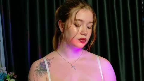 Snapshot of rebecca_lace chatting on 10.16.25 rebecca_lace online show from 10.16.25