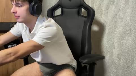 Snapshot of redbullshine chatting on 10.08.25 redbullshine online show from 10.08.25