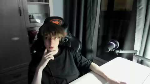 Snapshot of reddissq chatting on 12.25.24 reddissq online show from 12.25.24