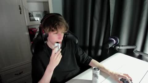 Snapshot of reddissq chatting on 12.26.24 reddissq online show from 12.26.24