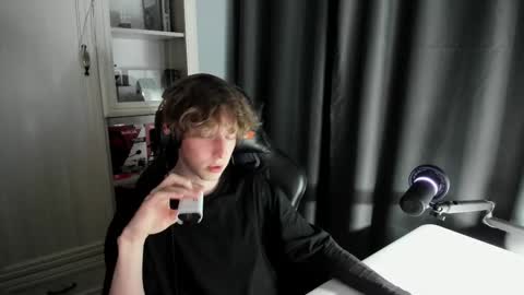 Snapshot of reddissq chatting on 12.27.24 reddissq online show from 12.27.24