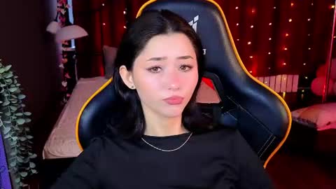 Snapshot of redmidnight_ chatting on 06.17.26 Kiara online show from 06.17.26