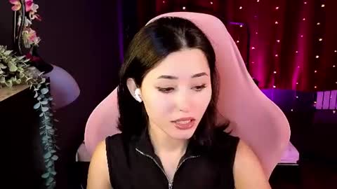 Snapshot of redmidnight_ chatting on 06.25.26 Kiara online show from 06.25.26