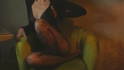 Snapshot of redsparrow__ chatting on 10.04.25 Red online show from 10.04.25