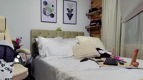 Snapshot of reese_yanella chatting on 02.14.25 Yanella online show from 02.14.25