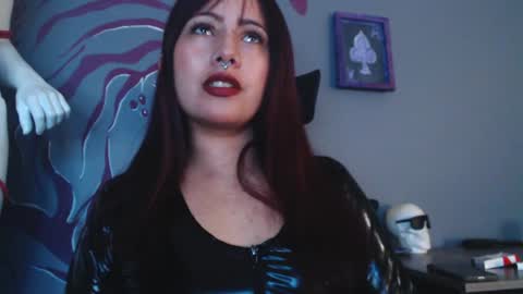 Snapshot of regina_iris chatting on 05.19.26 Regina online show from 05.19.26