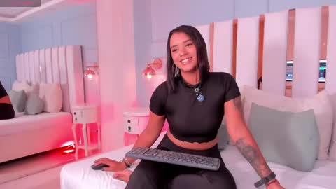 Snapshot of regina_noctixx chatting on 05.29.26 Regina online show from 05.29.26
