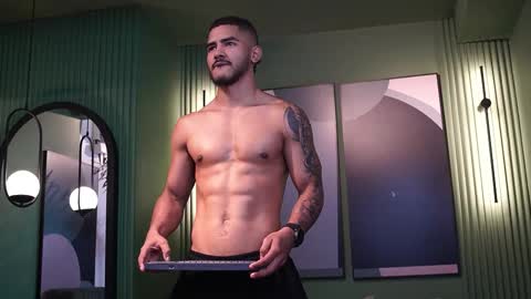 Snapshot of reik_von chatting on 02.05.26 Reik online show from 02.05.26
