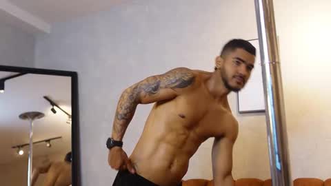 Snapshot of reik_von chatting on 02.12.26 Reik online show from 02.12.26