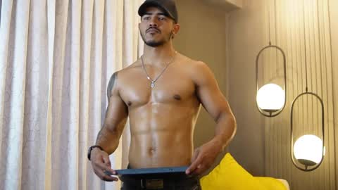 Snapshot of reik_von chatting on 04.25.26 Reik online show from 04.25.26