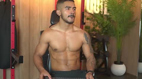 Snapshot of reik_von chatting on 05.15.26 Reik online show from 05.15.26