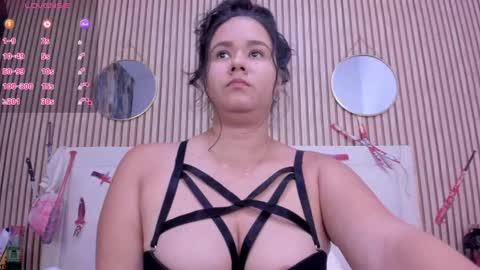 Snapshot of reina_loren chatting on 10.22.25 reina_loren online show from 10.22.25