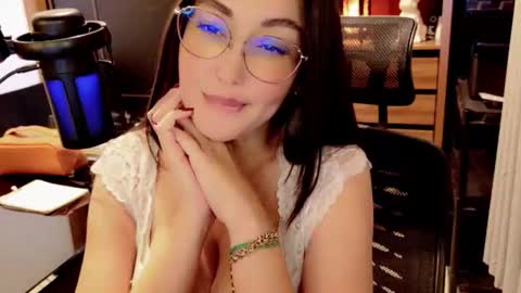 Snapshot of renata100 chatting on 05.30.26 Amelie online show from 05.30.26