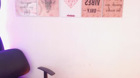 Snapshot of renata_ruiz chatting on 02.21.25    online show from 02.21.25